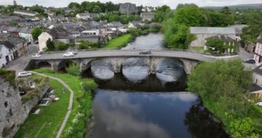 Thomastown, County Kilkenny 'deki Nore Nehri' nde uzanıyor. Solda Thomastown Kalesi 'nin kalıntıları var. Yüksek kalite 5k görüntü