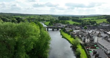 Thomastown, İrlanda 'nın Kilkenny ilinde yer alan bir şehirdir. Köprünün hemen arkasında Thomastown Kalesi 'nin kalıntıları var. Küçük bir kasaba. Yüksek kalite 4k görüntü