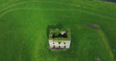 Drone. Harabe bir kale. Grennan Kalesi. Anglo-Norman Kulesi. Kamera enkazdan uzağa uçuyor. İrlanda Kilkenny Thomastown 5k
