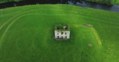 Drone. Harabe bir kale. Grennan Kalesi. Anglo-Norman Kulesi. İrlanda Kilkenny Thomastown 5k