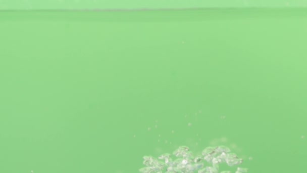 Пузырьки Воздуха Воде Поднимаются Вверх Зеленом Фоне Высококачественные Fullhd Кадры — стоковое видео