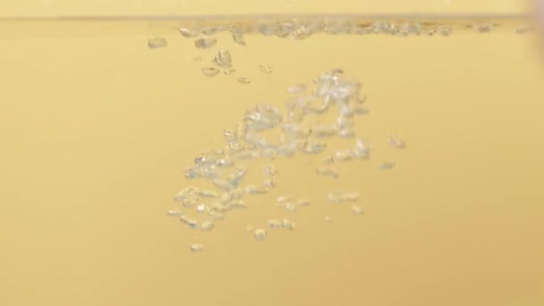 Las Burbujas Aire Agua Elevan Hacia Arriba Sobre Fondo Amarillo — Vídeo de stock