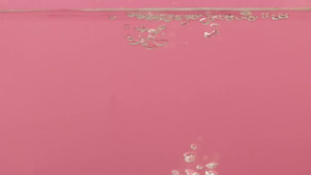 Luchtbellen Het Water Stijgen Omhoog Een Rode Achtergrond Hoge Kwaliteit — Stockvideo