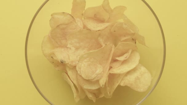 Cerca Patatas Fritas Tumbadas Plato Con Fondo Amarillo Imágenes Alta — Vídeos de Stock