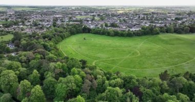 Hava görüntüsü. Kilkenny Castle Parkı. Kilkenny Parkı boyunca yeşil ağaçların arasından dairesel bir uçuş. Yüksek kaliteli görüntüler 4K