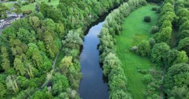 Resimli ağaçların ve çayırların arka planında Nore Nehri 'nin havadan görünüşü. Kilkenny, İrlanda. Yüksek kalite 5k görüntü