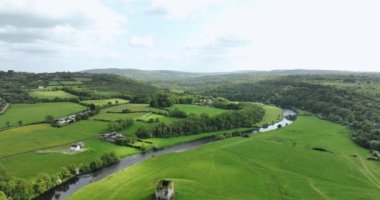 Nore Nehri ve İrlanda 'nın yeşil dağlarına karşı harabe bir kale. Grennan Kalesi. Anglo-Norman kulesi. Doğanın arka planına karşı. Thomas Town Kilkenny 5 bin.