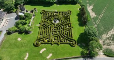 Havadan. Şehir parkında bir çit labirenti. Porsuk ağaçları. Çalılıklarda bir labirent. Dunbrody Abbey Bahçesi. Şehirde güzel bir yaz, yeşil ağaçlar. Wexford, İrlanda, 5 bin.