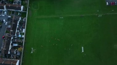 Arial. İrlanda 'da bir stadyumda oyuncularla oynanan bir maç. 4K yüksek kalite 4K görüntü.