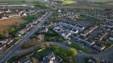 Arial. Kilkenny 'deki yol kenarındaki güzel beyaz apartman manzarası. 2023 İrlanda. Güzel köy ve evler. Yüksek kalite 4k görüntü