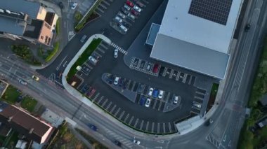 Havadan. Süpermarketin yanında boş park yerleri olan küçük bir park yeri. Arabalar süpermarketin dışında park edilmiş. Yukarıdan görüntüle. 