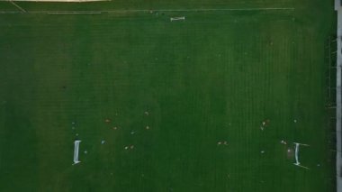 Arial. İrlanda 'da bir stadyumda oyuncularla atlama oyunu 4K 