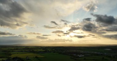 Hava 5k. İrlanda 'nın sarı ve yeşil tarlalarında hoş bir günbatımı. Kilkenny. İnanılmaz gün batımı