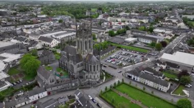 Arial. Kilkenny İrlanda 4k antik kentinde Aziz Mary Katolik Katedrali etrafında dairesel bir üstgeçit.