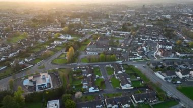 Kilkenny 'de güzel beyaz apartman bloklarının Arial manzarası iki katlı gün batımı. Yüksek kalite 4k görüntü