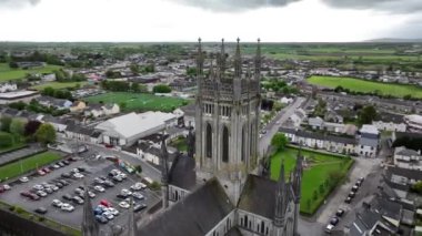 Havadan. Kapatın. Eski bir şehir olan Kilkenny İrlanda 'daki Aziz Mary Katolik Katedrali' nin etrafında dairesel bir üstgeçit.