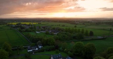 İnanılmaz yeşil bir vadi. İrlanda çok güzel. İrlanda 'nın yeşil tarlalarında hoş bir günbatımı. Kırsal bölgede inanılmaz bir gün batımı var.