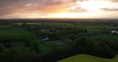 Hava 5k. İrlanda 'nın sarı ve yeşil tarlalarında hoş bir günbatımı. İnanılmaz gün batımı