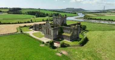 Havadan. Harap olmuş manastır. Dunbrody Abbey, İrlanda 'nın Wexford şehrinde bulunan eski bir manastır. Yüksek kalite 4k görüntü