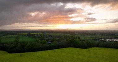 Hava 5k. İrlanda 'nın sarı ve yeşil tarlalarında hoş bir günbatımı. İnanılmaz gün batımı