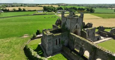 Havadan. Harap olmuş manastır. Dunbrody Abbey, İrlanda 'nın Wexford şehrinde bulunan eski bir manastır. Yüksek kalite 4k görüntü