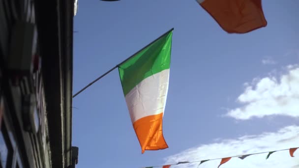 Drapeau National Irlande Flottant Contre Ciel Bleu Images Haute Qualité — Video