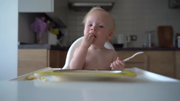 Jolie Poupée Finit Nourriture Ramasse Son Assiette Assis Dans Cuisine — Video