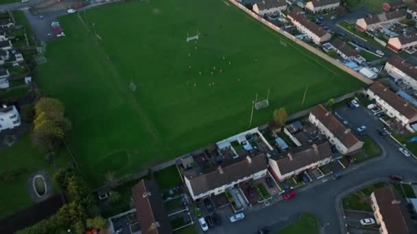 Lotu Ptaka Gra Hurling Stadionie Szkolnym Graczami Irlandii — Wideo stockowe