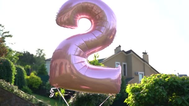 Een Grote Roze Ballon Vorm Van Nummer Twee Vliegt Achtergrond — Stockvideo