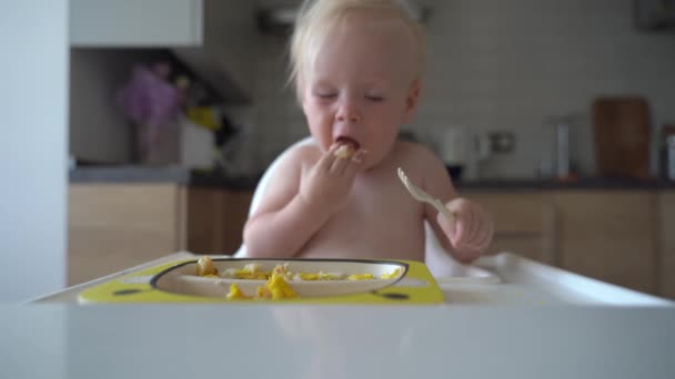 Engraçado Bebê Menina Come Com Mãos Comendo Por Sua Própria — Vídeo de Stock