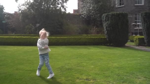Een Mooi Klein Meisje Heeft Plezier Danst Tuin Het Groene — Stockvideo