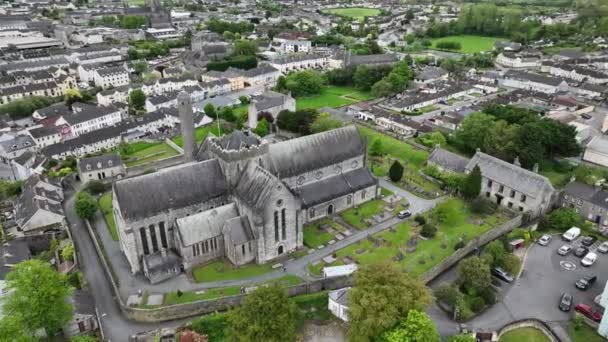 聖カニス大聖堂とラウンドタワーの上空からの眺め キルケニー大聖堂 キルケニー Kilkenny アイルランド南東部に位置する都市 ノア川の両岸に建てられている — ストック動画