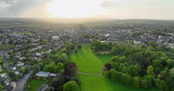 Luchtfoto Een Vlucht Naar Kilkenny Castle Door Het Groene Park — Stockvideo