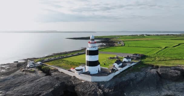 アイルランドのウェックスフォード郡のフック半島の先端にあるフックヘッドに位置する5Kフック灯台 世界最古の灯台は12世紀に建てられました — ストック動画