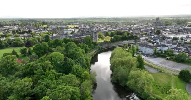 Vol Vers Kilkenny Castle Travers Parc Verdoyant Magnifique Château River — Video