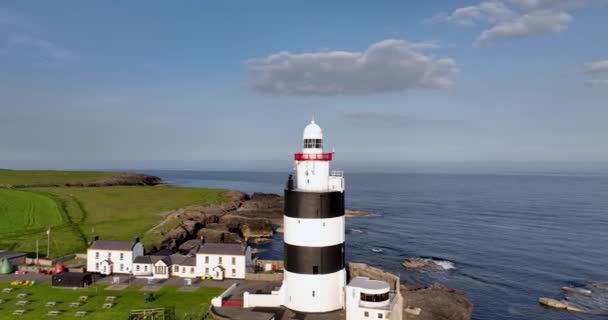 円形のパノラマ フック灯台は アイルランドのウェックスフォード郡のフック半島の先端にフックヘッドに位置しています 世界最古の灯台は12世紀の5Kに建てられました — ストック動画