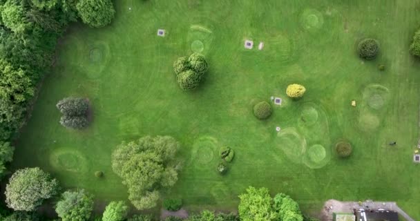 Panorama Över Greenen Golfbana Med Vacker Terräng Klippt Gräsmatta Och — Stockvideo