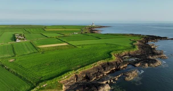閉めろ フック灯台は アイルランドのウェックスフォード郡のフック半島の先端にフックヘッドに位置しています 世界最古の灯台は12世紀に建てられました — ストック動画