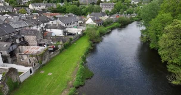 Εναέρια Μια Όμορφη Παλιά Πόλη Στην Ιρλανδία Στον Ποταμό Νορ — Αρχείο Βίντεο