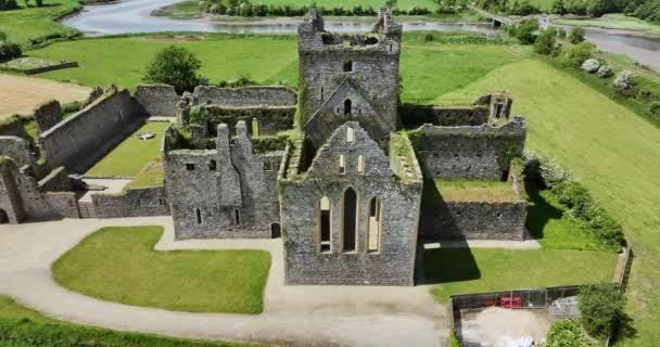 空中だ 荒廃した修道院 ダンブロディ修道院 Dunbrody Abbay アイルランドのウェックスフォード郡にある旧シトー会修道院 高品質5K映像 — ストック動画