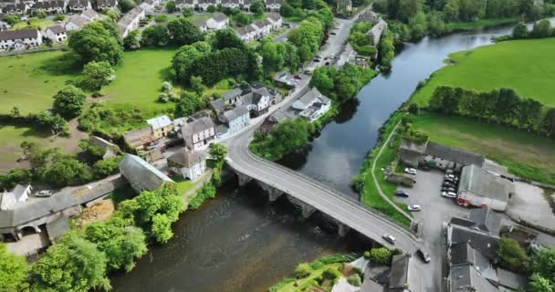 无人机 托马斯镇 Thomastown 是爱尔兰的一个村庄 位于基尔肯尼县 历史上被称为Ballymacandan 摄像机从桥上移开5K — 图库视频影像