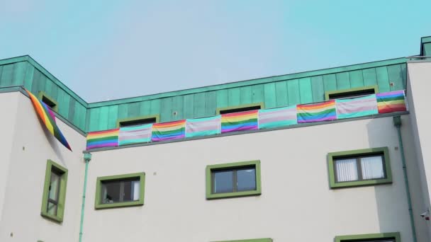 办公大楼上的一面彩色Lgbt标志 Lgbt同志骄傲的旗帜在风中飘扬 爱尔兰4K — 图库视频影像