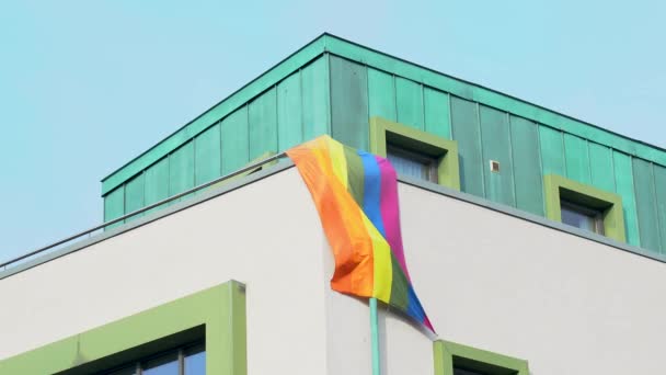 Una Bandera Lgbt Multicolor Edificio Oficinas Bandera Orgullo Gay Lgbt — Vídeo de stock