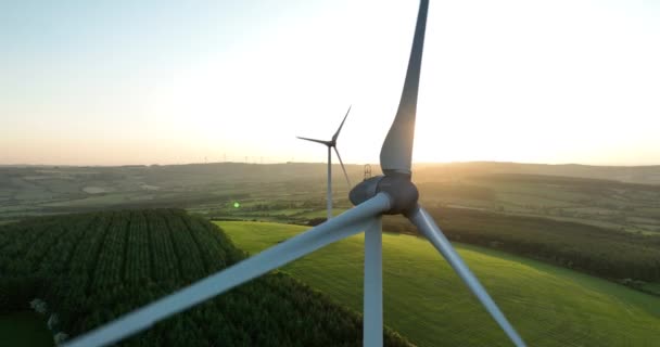空中だ 日没時に風力タービンが立っている 風力タービンを備えた農場の空中写真 再生可能エネルギーのクリーン化 代替エネルギーだ キルケニー アイルランド 高品質5K映像 — ストック動画