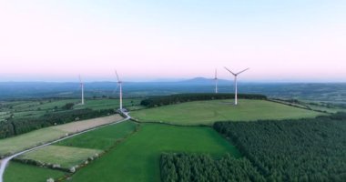 Havadan. Rüzgar değirmenleri gün batımında duruyor. Rüzgâr türbinli bir çiftliğin havadan çekilmiş fotoğrafı. Temiz yenilenebilir enerji üretiliyor. Alternatif enerji. Kilkenny Ireland. Yüksek kalite 5k görüntü