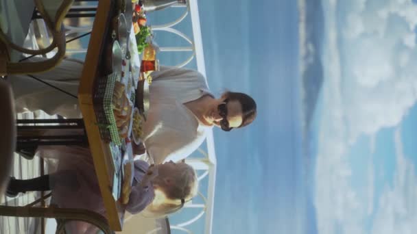 영상입니다 대답해 어머니와 바다를 수없을 정도로 아름다운 모습으로 식당에 있었다 — 비디오