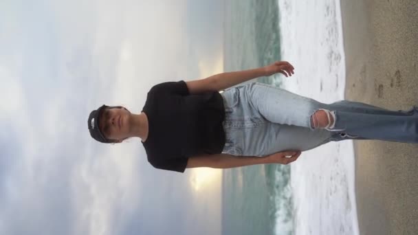 Вертикальные Видеоистории Молодая Женщина Ходит Одна Пляжу Джинсы Мокрые Колен — стоковое видео