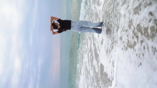 Videoclipes Verticais Uma Jovem Mulher Admirando Mar Praia Com Pés — Vídeo de Stock