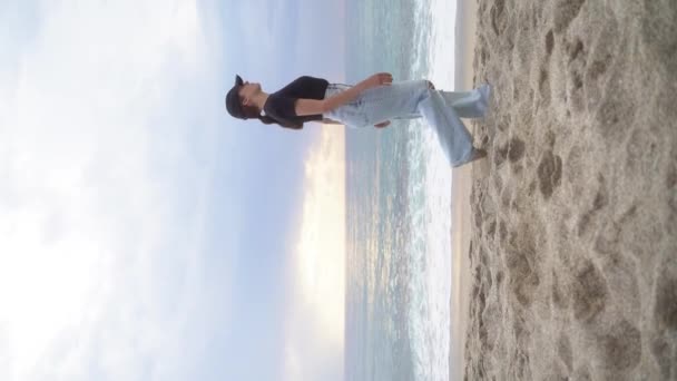Dikey Video Makaralar Genç Bir Kadın Kıyı Şeridi Boyunca Yürüyor — Stok video