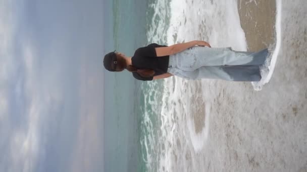 Pionowe Klipy Wideo Młodej Kobiety Podziwiającej Morze Stojącej Wodzie Ubraniu — Wideo stockowe